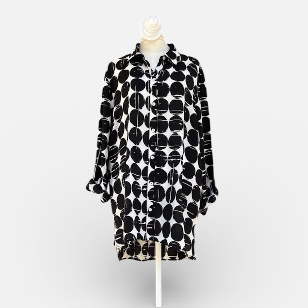 John Mark Button Front Split Hem Tunic in Black &… - image 1